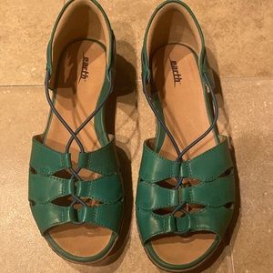 Earth women’s flats in green size 9